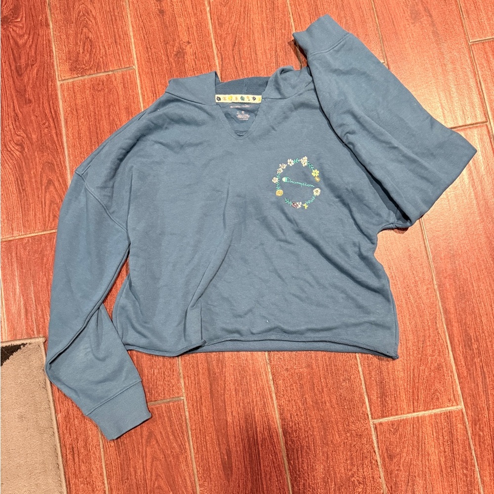 Champion Blue V-Neck Crop Sweatshirt with Floral Embroidery (M)
